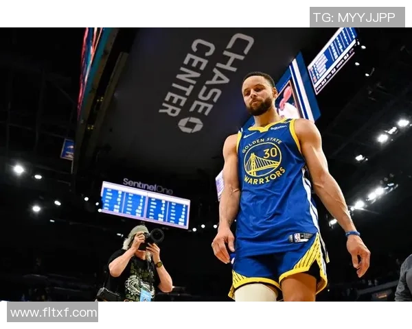 喜爱库里风格的足球明星们如何在赛场上展现个人魅力与团队精神